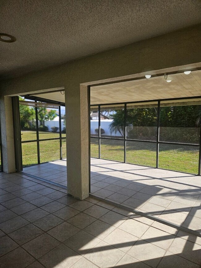 Building Photo - Port Charlotte home