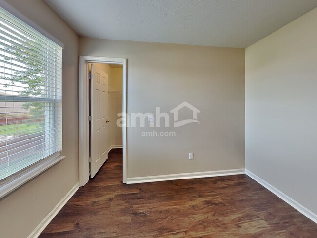 Building Photo - 2219 S Briarwood Dr