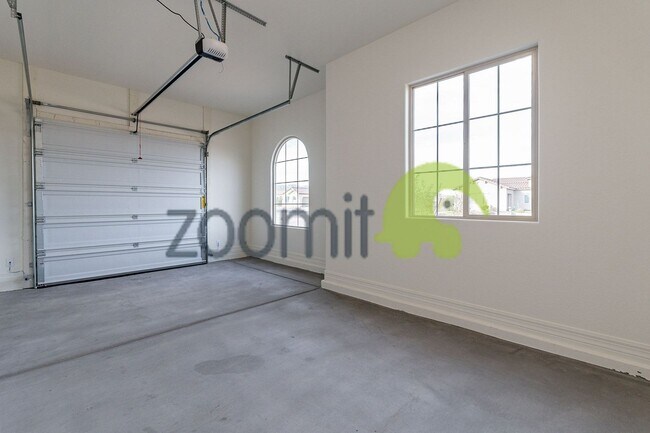 Building Photo - Beautiful Views!