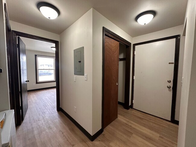 Building Photo - Noble Estates ||