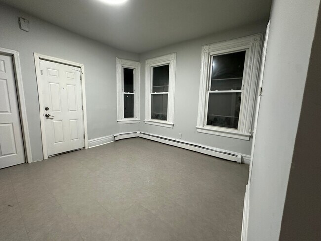 Building Photo - 15 Pennington St