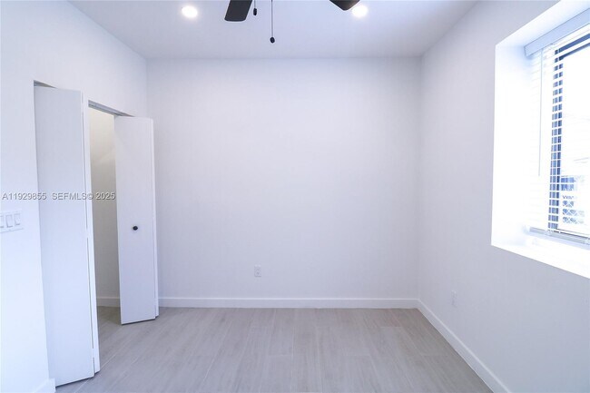 Building Photo - 221 SW 11th Ave