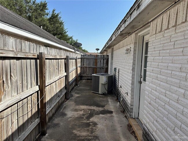 Building Photo - 613 La Mancha Dr