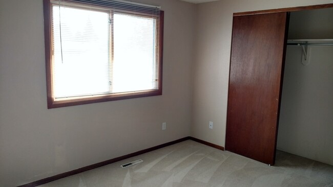Building Photo - Large 3 Bedroom, 2 Bathroom Home in the Th...