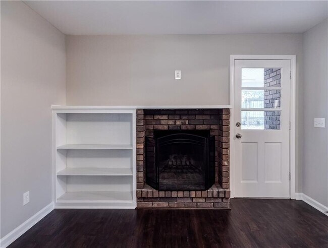 Building Photo - 4745 Hillside Dr