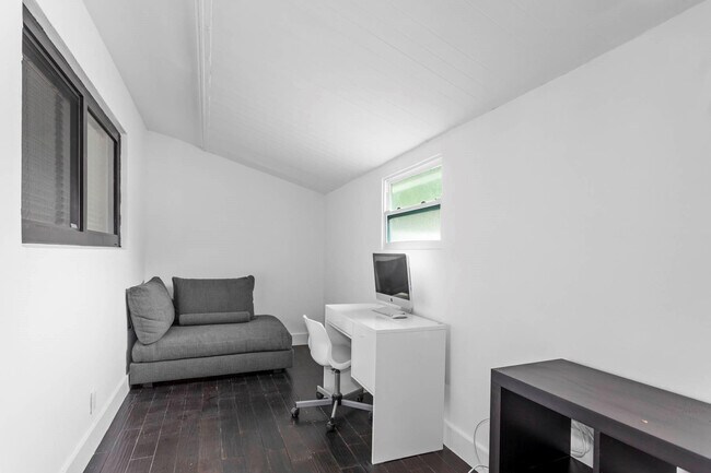 Building Photo - 715 NE 25th Ave