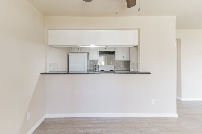Building Photo - 6815 Beachwood St