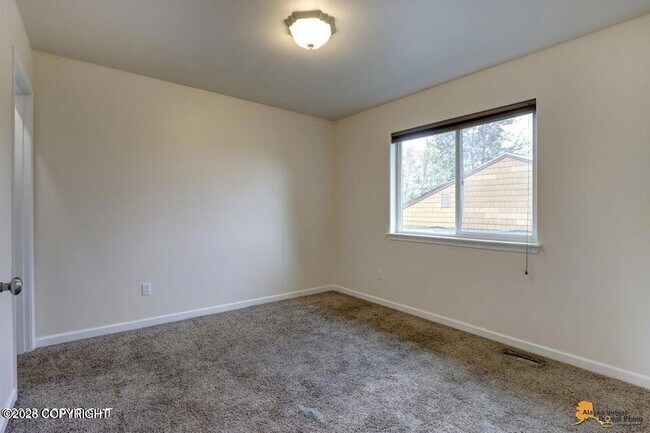 Building Photo - 1337 E 14th Ave
