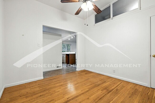 Building Photo - Charming Duplex with Washer/Dryer and Fenc...