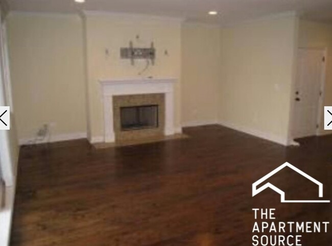 Building Photo - 1136 W Diversey Pkwy