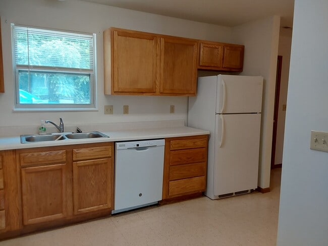 Building Photo - 3 BR 40%