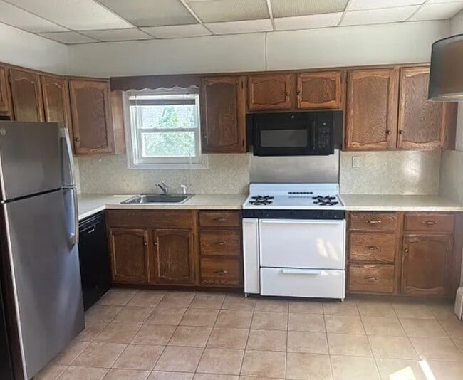 Building Photo - 345 Memorial Dr