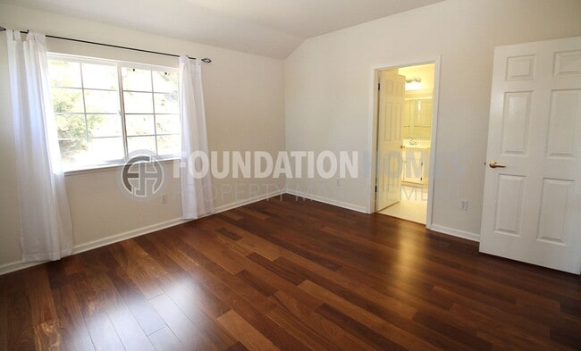 Building Photo - Bright Renovated 2BD/2.5BA Near China Camp...