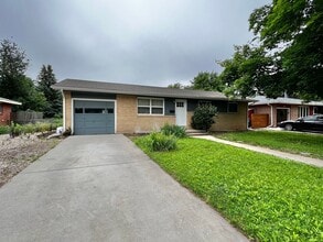 Building Photo - Beautifully Remodeled 5 Bed 2 Bath House i...
