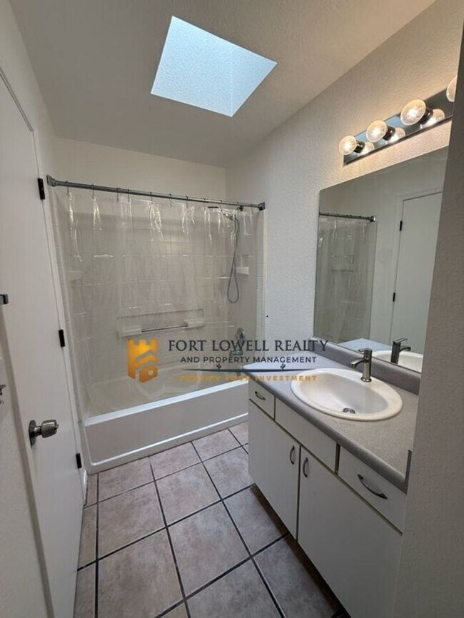 Building Photo - Charming three bedroom - two bathroom GREA...