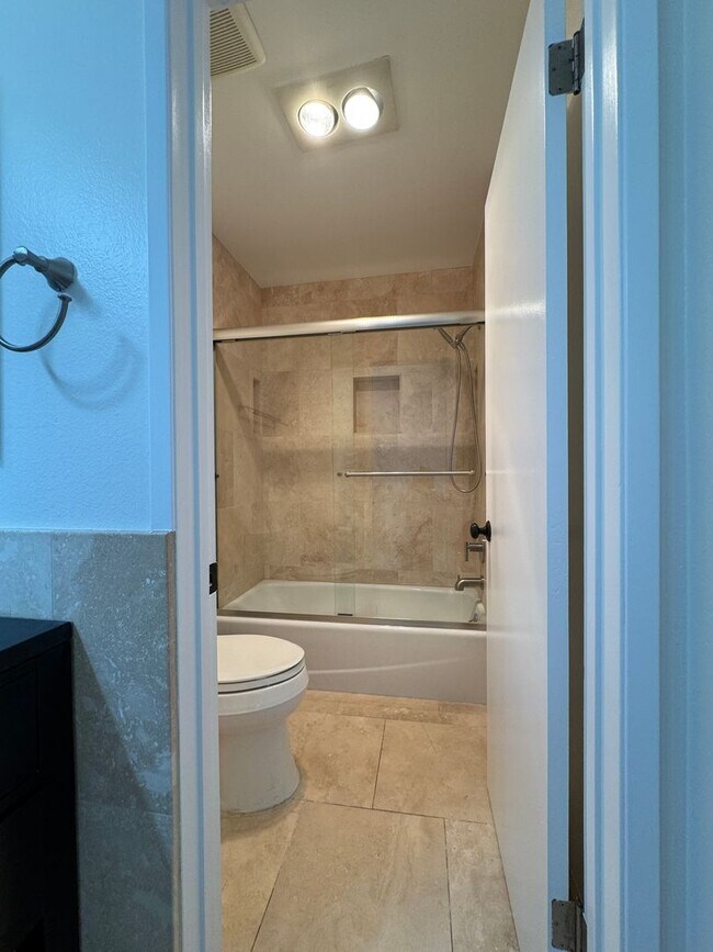 Building Photo - Top Floor Oasis