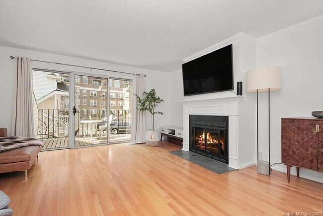 Building Photo - 102 Forest St