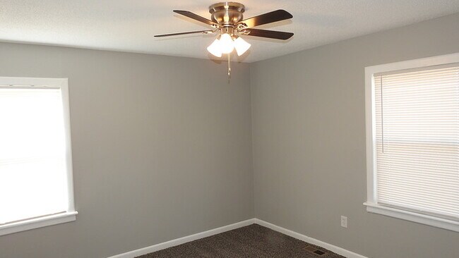Building Photo - Cozy 3 bedrooms and 2 full baths home located on Holt Lane in Kansas City, KS