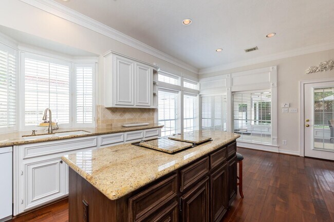 Building Photo - 4915 Keneshaw St