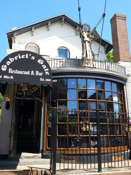 Enjoy our porch with seating and a table. Walking distance to Gabriel's Gate - best wings in town! - 203 W Tupper St