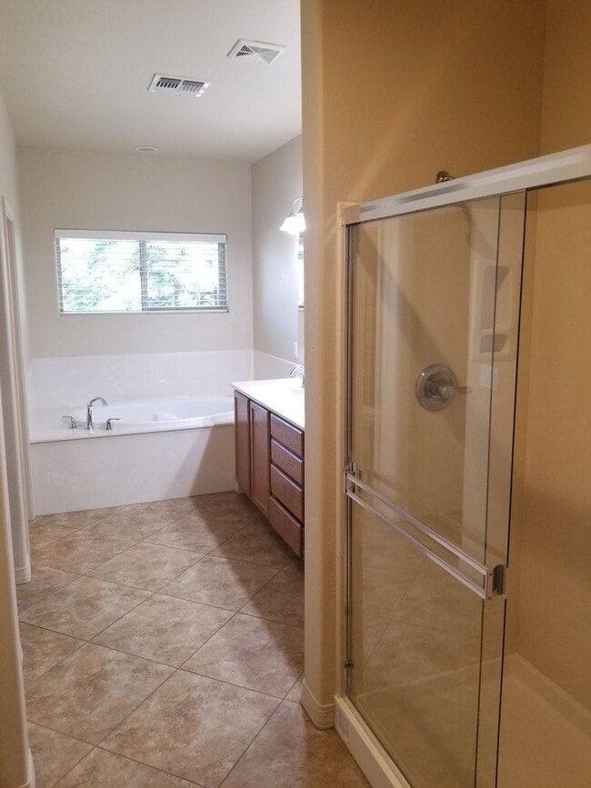 Building Photo - Beautiful, Pet Friendly, Multi-level, 2110 sqft, Luxury Townhouse w/A/C! 3 Bed, 2.5 Bath, + Loft ...