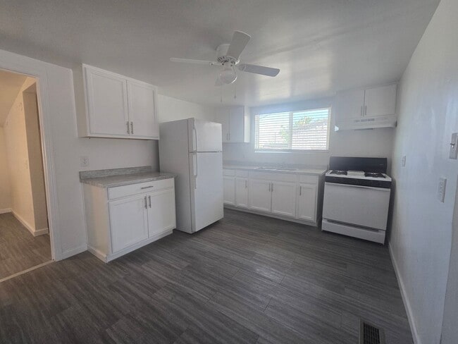 Building Photo - 3 Br 1 Ba available Now