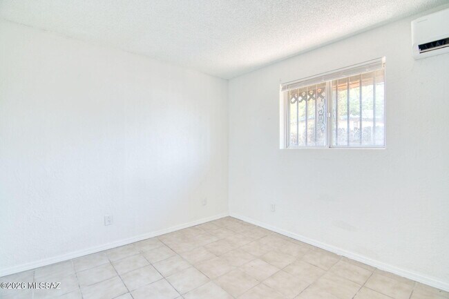 Building Photo - 5655 E 28th St