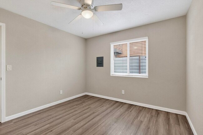 Building Photo - 1812 Buena Vista Dr SE