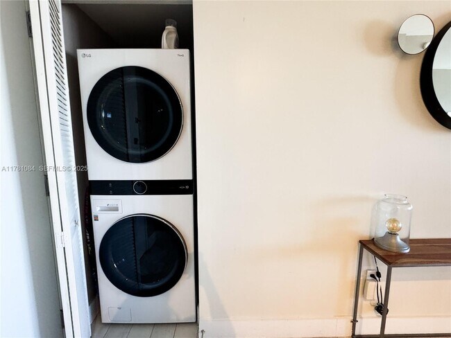 Building Photo - 2600 E Hallandale Beach Blvd