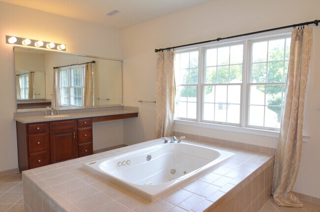 Building Photo - 4 Summit Way