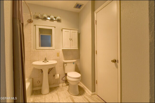Building Photo - 8400 Parkland Dr