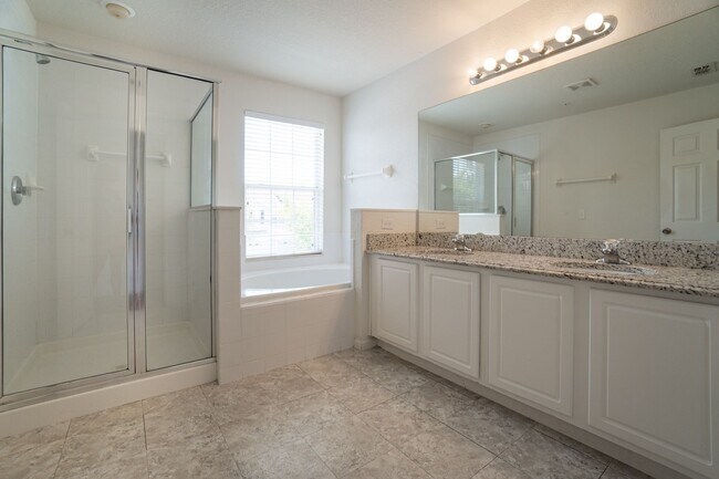 Building Photo - Beautiful 3/2.5 Townhome in gated communit...