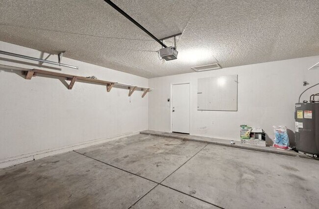 Building Photo - Great single family home!