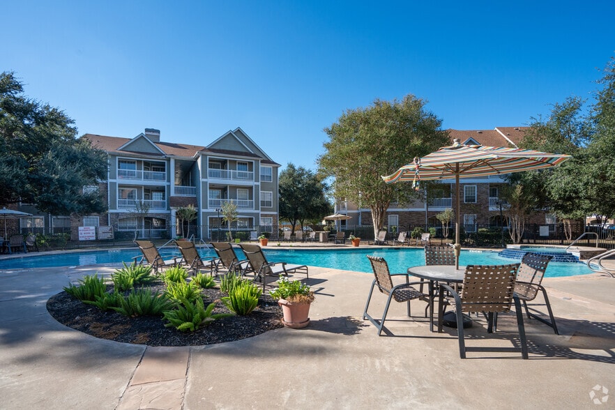 Primary Photo - The Lodge at West Oaks