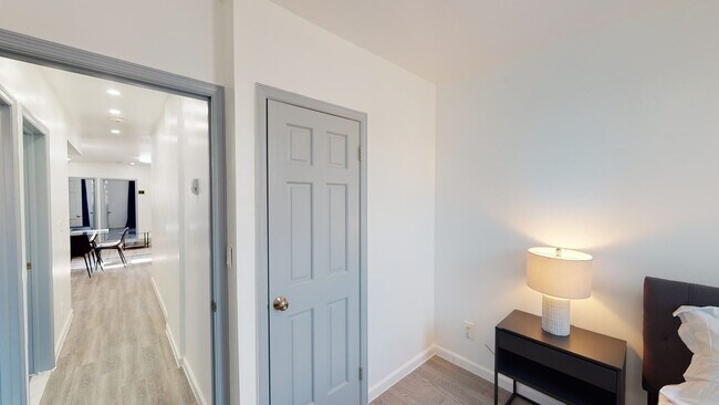 Building Photo - Queen room in 4-bed/2.0-bath Home