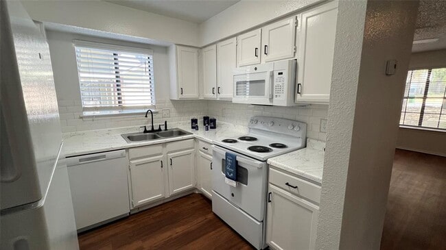 Building Photo - 9615 Dalewood Dr