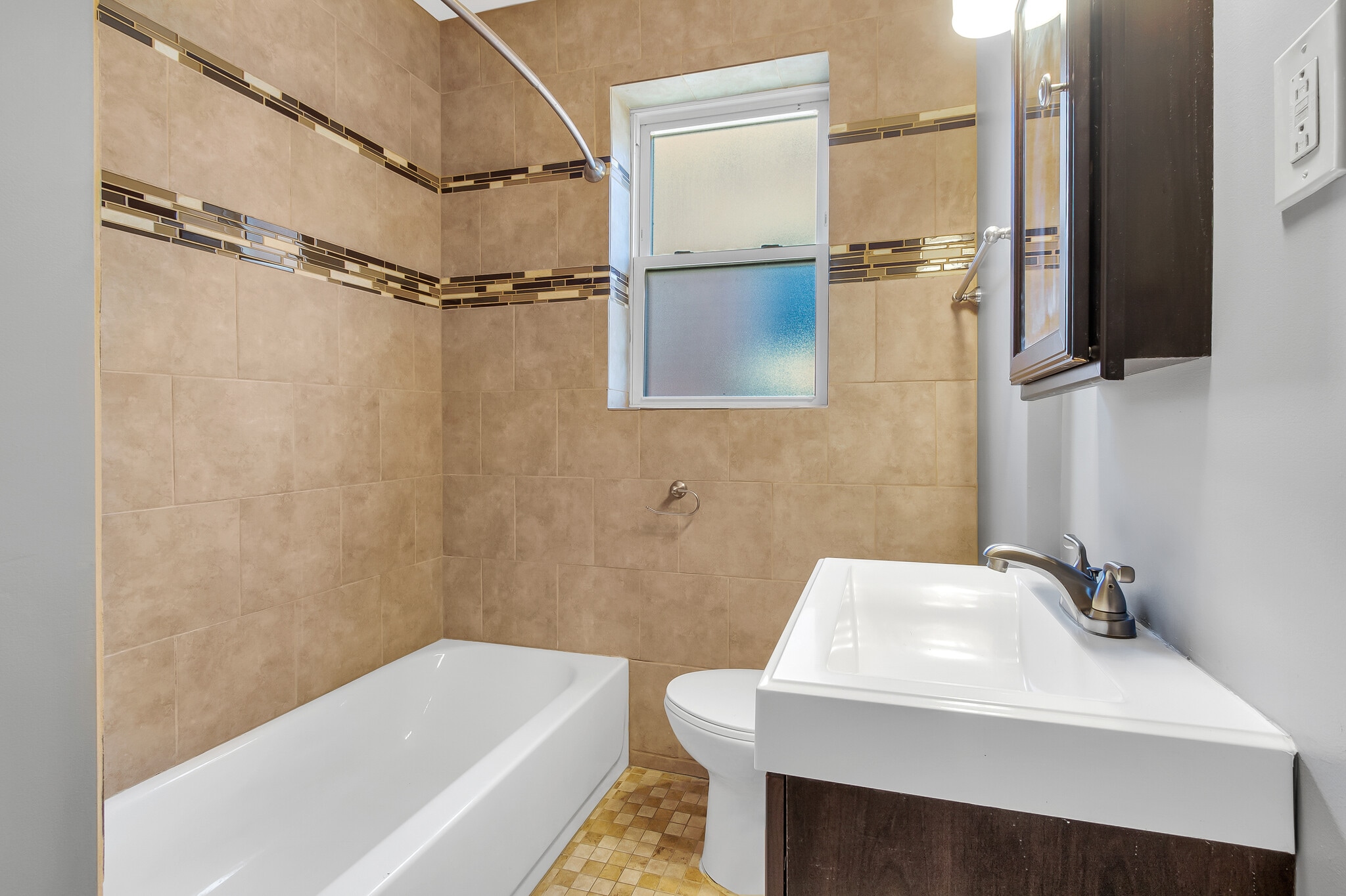 Building Photo - 5012 Chippewa St