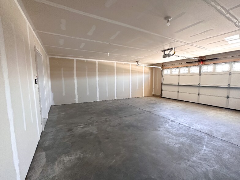 Building Photo - 301 E Ivy Rd