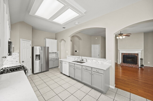 Building Photo - Welcome home to this charming single-story gem in the heart of Silverlake!