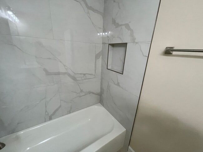 Building Photo - Elegant And Spacious 3 Bed 3.5 Bath Townhome In Vibrant Loudon Parkway Center