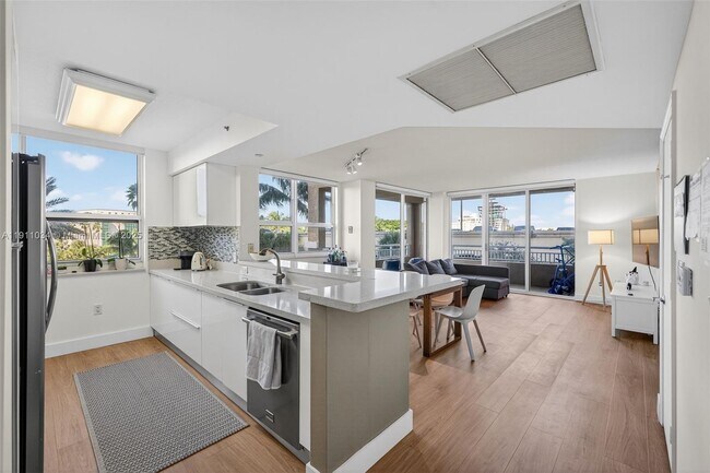 Primary Photo - 19501 W Country Club Dr