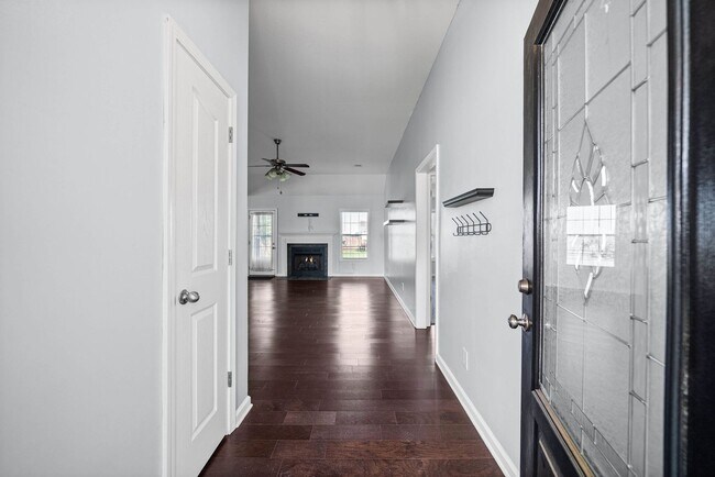Building Photo - Pet Friendly Three Bedroom!
