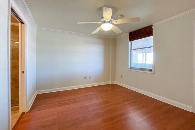Building Photo - Beautiful Waterfront 3/2.5 Lake Virginia C...