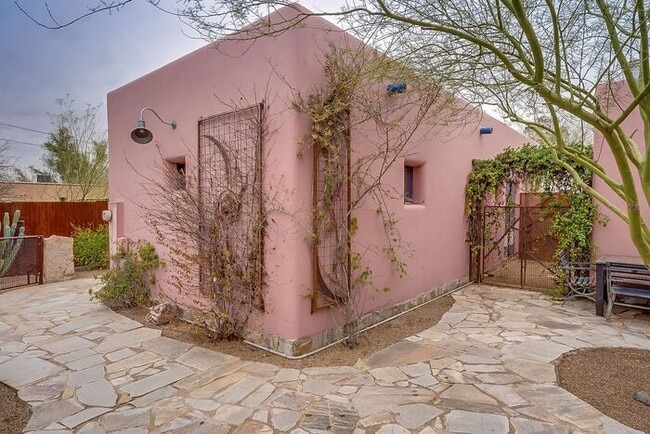 Building Photo - Southwest Charm in the Heart of Tucson – D...