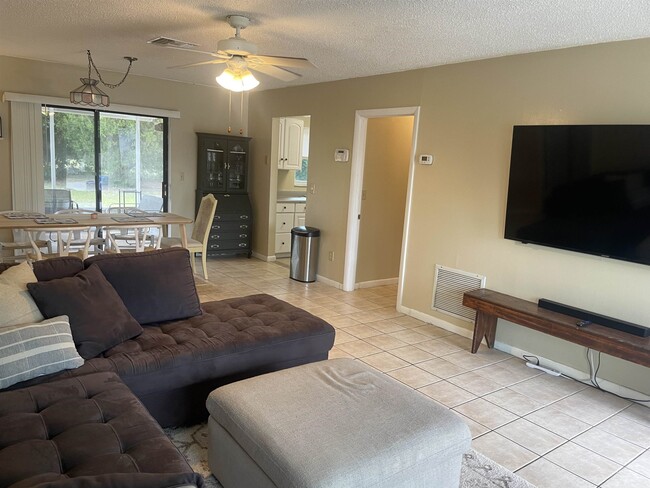Building Photo - 980 Manati Ave