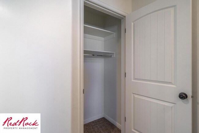 Building Photo - DOG-FRIENDLY 3 Bedroom Townhome with INTERNET INCLUDED!