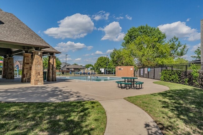 Building Photo - 3bed/2bath Cozy Chic with Backyard Oasis