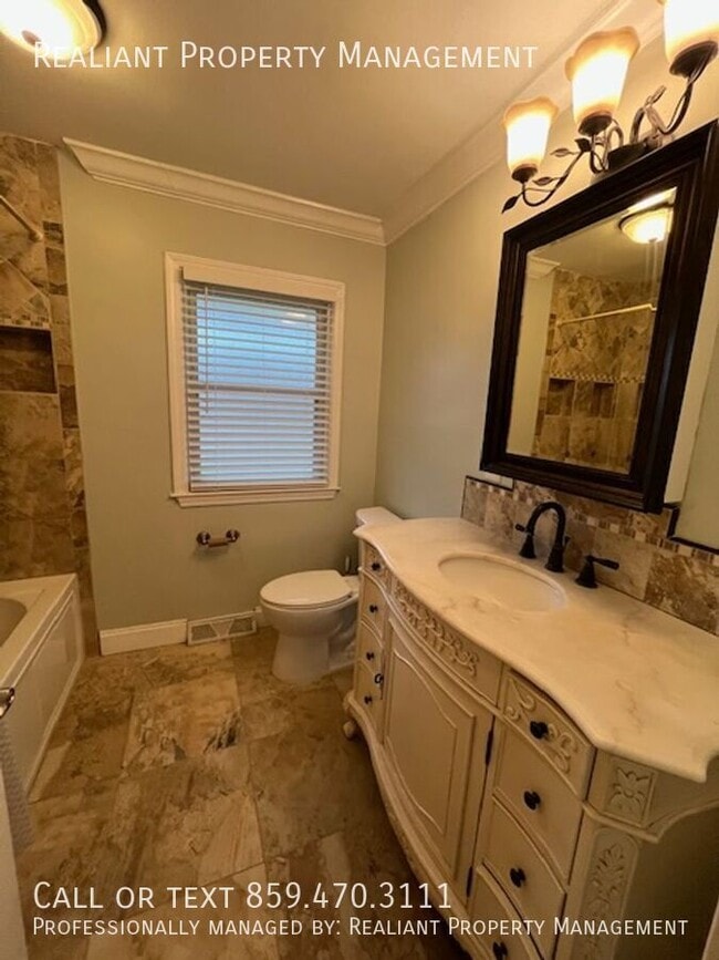 Building Photo - 1033 Della Dr