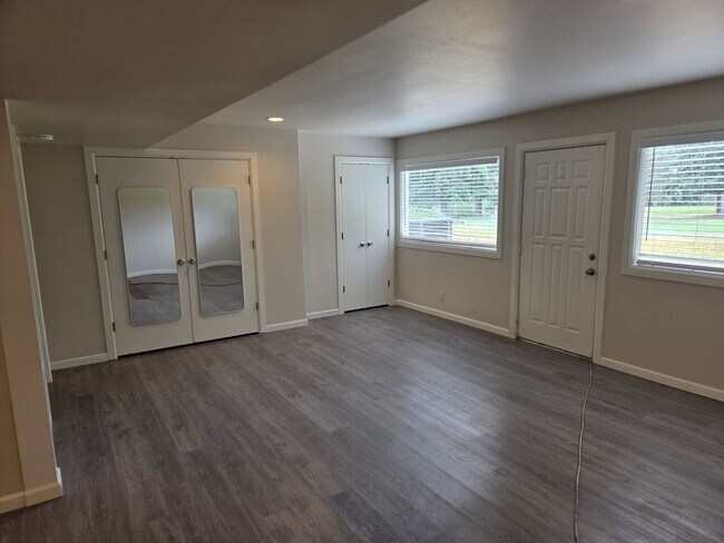 Building Photo - 4 Bed 2 Bath Golf Course Living