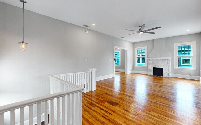 Building Photo - Stunning Upstairs 2-Bed, 1-Bath, Kitchen, ...
